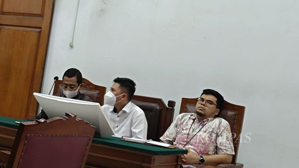 The suspended head of the KPK detention center, Achmad Fauzi (center), attending a pre-trial verdict hearing at the South Jakarta District Court on Wednesday (8/5/2024).