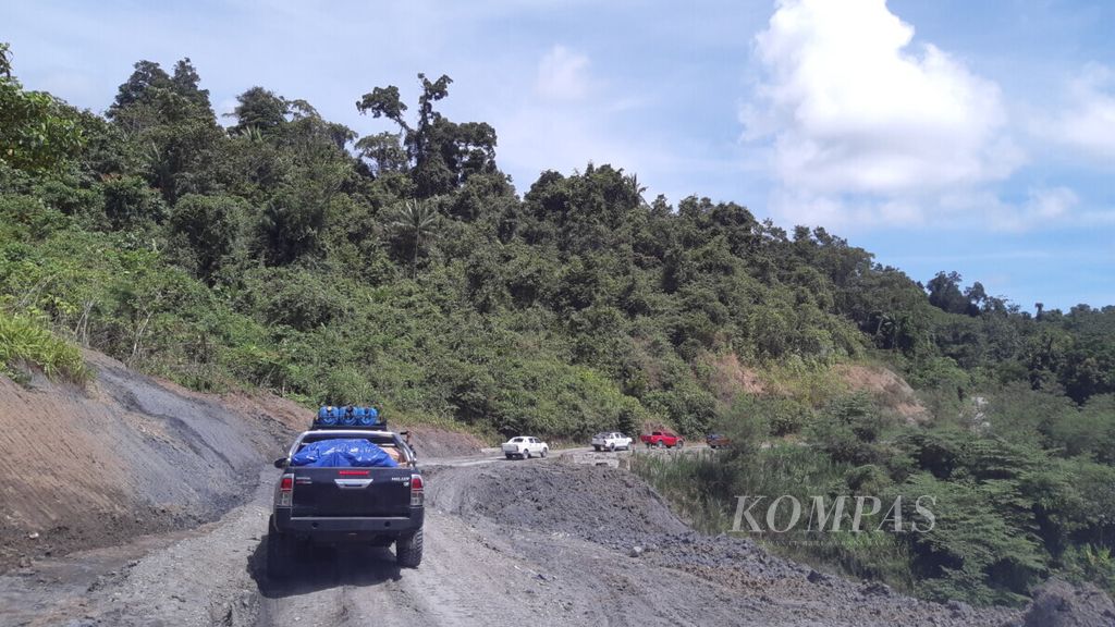 Kondisi Jalan Trans Papua yang belum beraspal di daerah Keerom.