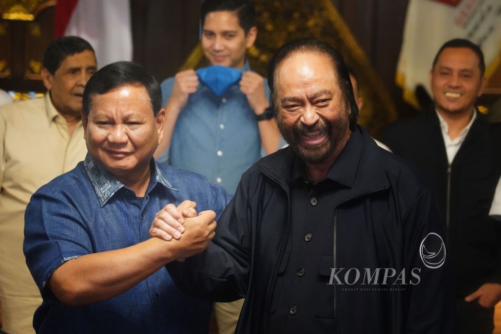 Ketua Umum Partai Gerindra Prabowo Subianto (kiri) dan Ketua Umum Partai Nasdem Surya Paloh (kanan) bersalaman seusai bertemu di kediaman Prabowo Subianto di Hambalang, Kabupaten Bogor, Jawa Barat, Minggu (5/3/2023). 