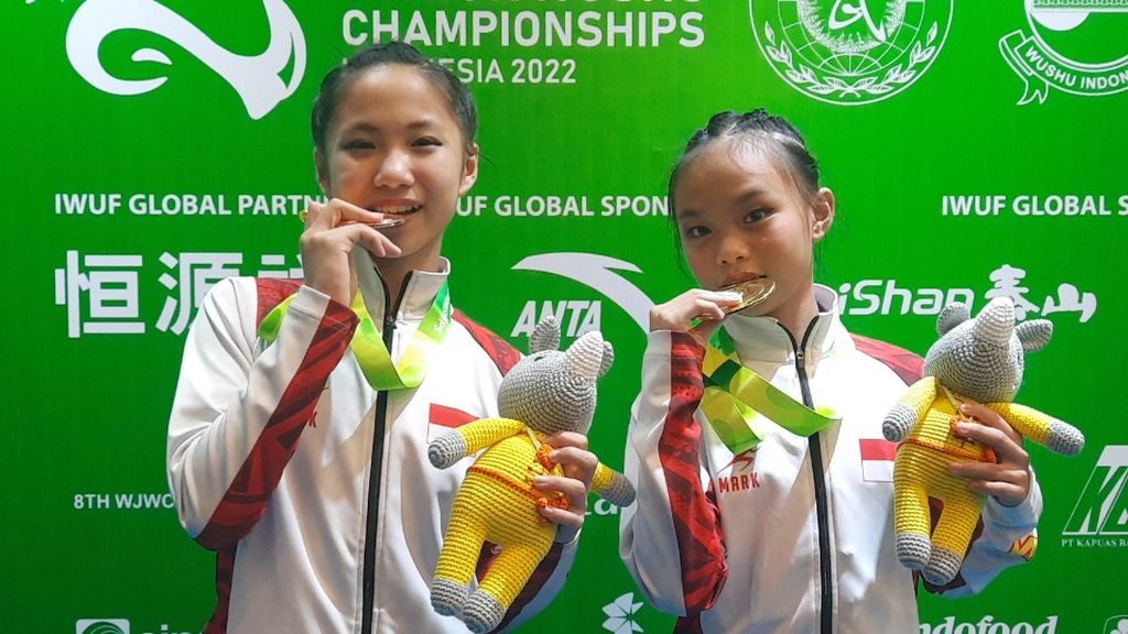 Anasera Zahraa Haryoso dan Billie Karina The (dari kanan) meraih medali emas serta perunggu dalam Kejuaraan Dunia Wushu Yunior 2022 di ICE BSD, Tangerang, Banten, Kamis (8/12/2022). Atlet berusia 11 tahun itu mewakili kategori taoulu nomor changquan (tangan kosong).