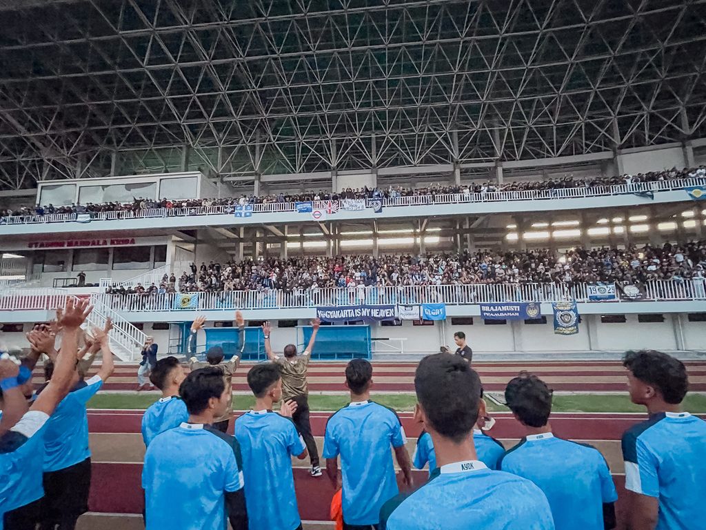 Para pemain dan pelatih PSIM Yogyakarta mengucapkan terima kasih kepada penonton yang hadir di latihan perdana di Stadion Mandala Krida, pada Sabtu (1/7/2023). Meskipun hanya latihan, stadion itu tetap didatangi ribuan penggemar.