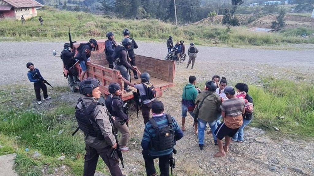Proses evakuasi jenazah seorang warga bernama Samsul Sattu yang menjadi korban kelompok kriminal bersenjata di Distrik Ilaga, ibu kota Kabupaten Puncak, Papua, Senin (25/4/2022).