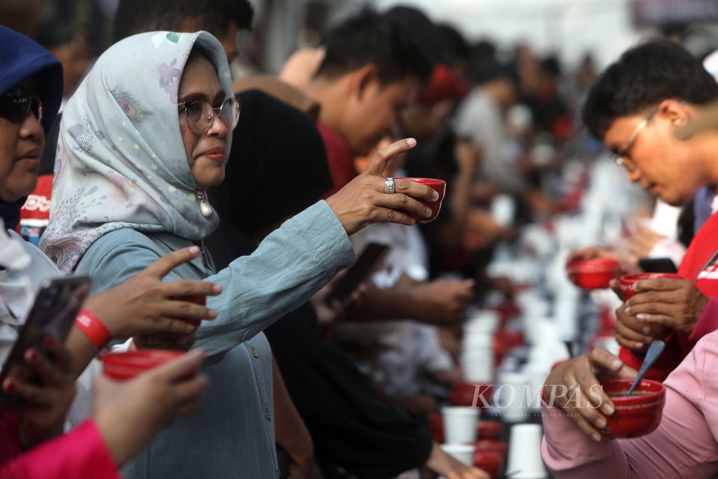 Pengunjung mencicipi kopi yang disediakan panitia Festival Kopi Tanah Air yang digelar PDI-P di Lapangan Parkir Timur, Senayan, Jakarta, Jumat (27/5/2022). Acara ini merupakan bagian dari rangkaian HUT Ke-49 PDI-P. 