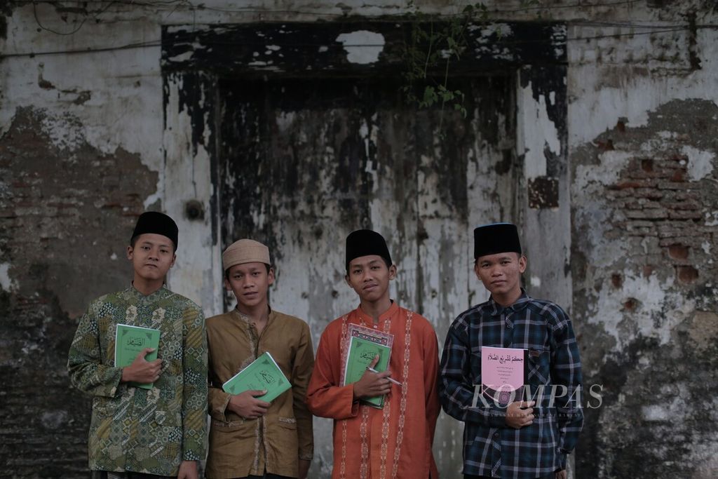 Para santri di pondok pesantren Kauman di Lasem, Rembang, Jawa Tengah, Rabu (23/5/2018). Ponpes yang berada di kawasan pecinan tersebut didirikan oleh Gus Zaim.