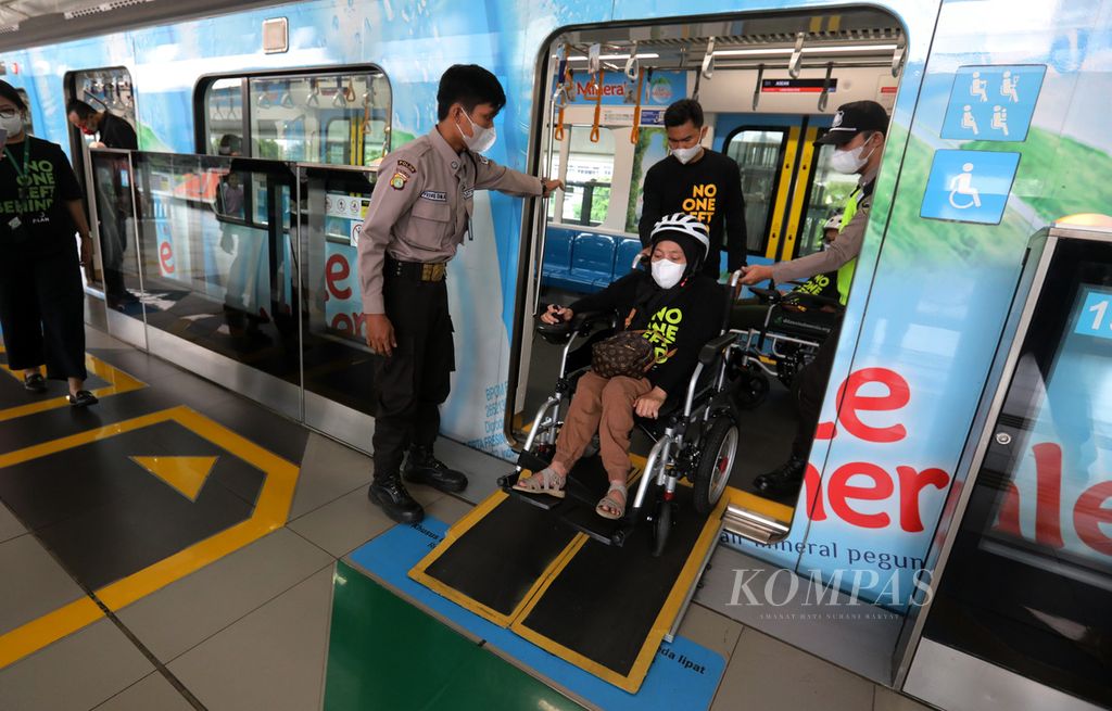 Sejumlah anggota gerakan Penyandang Disabilitas dan Lanjut Usia (Dilans) Indonesia keluar dari kereta MRT di Stasiun MRT ASEAN, Jakarta, saat memperingati Hari Kursi Roda Internasional 2023, Rabu (1/3/2023). Tim Dhaka Metro dari Bangladesh belajar pengelolaan MRT kepada PT MRT Jakarta.
