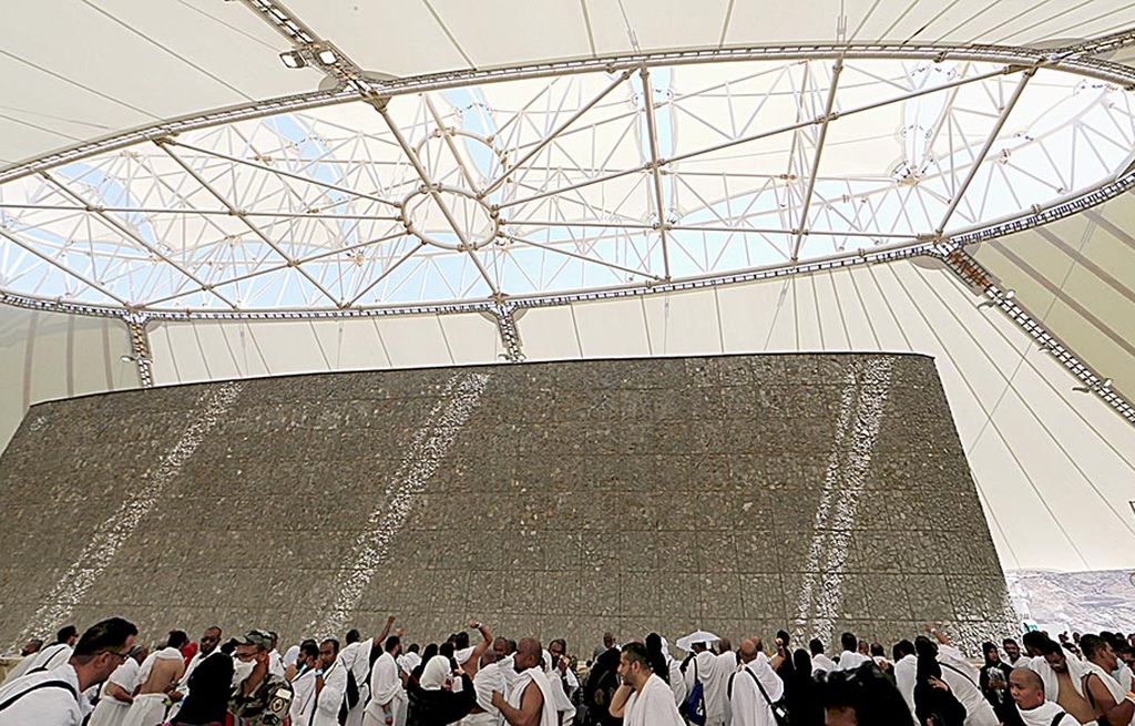 Jemaah haji melakukan lempar jumrah al-ulaa di Mina, Jumat  (1/9), sebagai simbol melempar setan dari jembatan Mina, sekitar 10 kilometer timur Mekkah. Untuk mengamankan pelaksanaan haji yang diikuti sekitar 2,2 juta anggota jemaah, tahun ini Pemerintah Arab Saudi menerjunkan sekitar 100.000 aparat keamanan. 