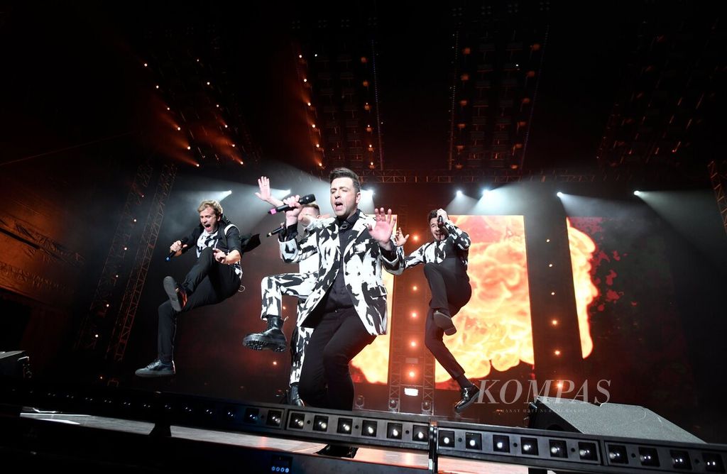 Westlife, kelompok vokal asal Dublin, Irlandia, tampil dalam konser bertajuk Westlife The Wild Dreams Tour-All The Hits 2023 di Stadion Madya, Gelora Bung Karno, Jakarta, Sabtu (11/2/2023) malam. 