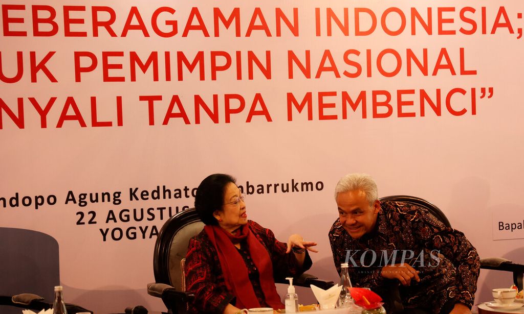 Ketua Umum PDI-P Megawati Soekarnoputri (kiri) berbincang dengan calon presiden Ganjar Pranowo saat menghadiri acara dialog kebangsaan di Pendapa Royal Ambarrukmo, Kabupaten Sleman, Yogyakarta, Selasa (22/8/2023). 