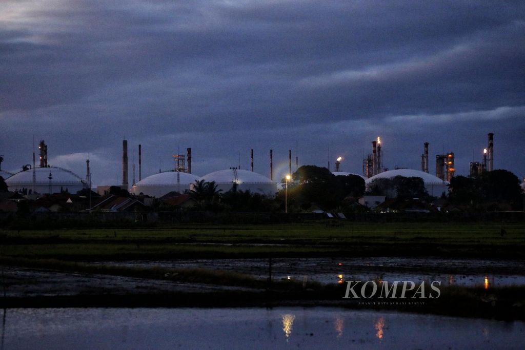 Lansekap kilang Pertamina Refinery Unit (RU) IV Cilacap yang dikelola oleh PT Kilang Pertamina Internasional (PT KPI) di Cilacap, Jawa Tengah, Jumat (28/10/2022). Dari enam kilang yang dikelola PT KPI, RU IV Cilacap ini mempunyai kapasitas pengolahan yang terbesar, yaitu 348 ribu barrel minyak per hari.