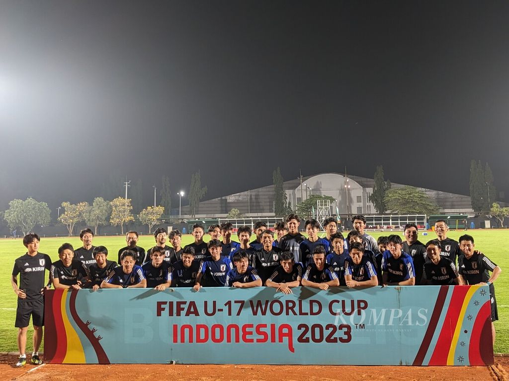 Foto bersama tim U-17 Jepang seusai berlatih di Lapangan Saraga ITB, Kamis (9/11/2023). Jepang akan menghapai Polandia dalam laga pertama Grup D Piala Dunia U-17, Sabtu nanti.