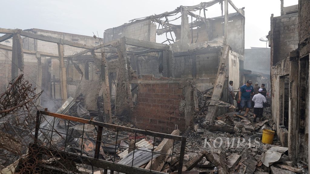 Hunian warga yang terbakar akibat kebakaran Terminal Integrated Bahan Bakar Minyak (BBM) Depo Pertamina Plumpang di Jalan Tanah Merah Bawah, Kelurahan Rawabadak Selatan, Kecamatan Koja, Jakarta Utara, Sabtu (4/3/2023). Sebanyak 17 orang meninggal dan sedikitnya 50 orang terluka dalam peristiwa yang terjadi pada Jumat (3/3/2023) pukul 20.15 WIB tersebut. Dua RW yang paling terdampak kebakaran ini adalah RW 009 dan RW 001. 