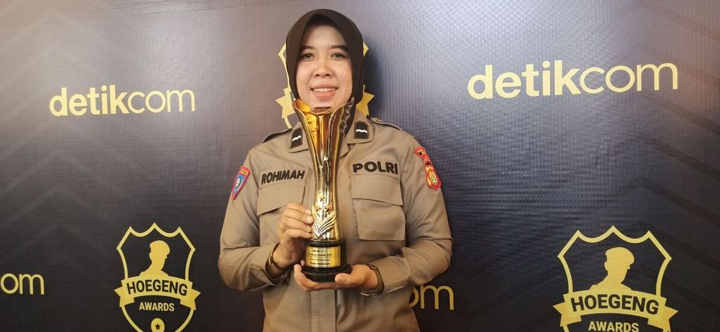 Ajun Inspektur Dua Rohimah dari Binmas Polsek Muaragembong, Bekasi, terpilih sebagai sebagai polisi berdedikasi dalam anugerah Hoegeng Award di Jakarta, Jumat (1/7/2022).