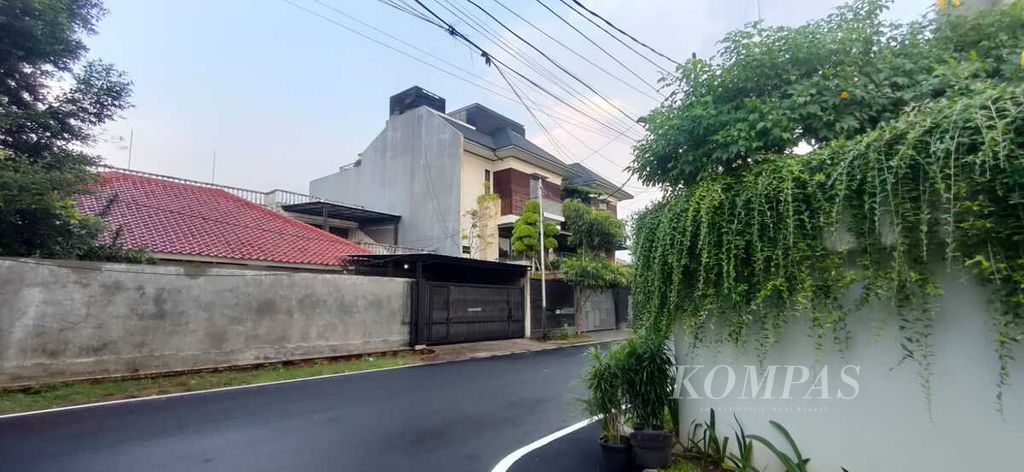 Suasana di sekitar rumah tinggal keluarga Kadiv Propam Polri Irjen Ferdy Sambo di Kompleks Pertambangan, Jakarta Selatan. Jumat (15/7/2022).