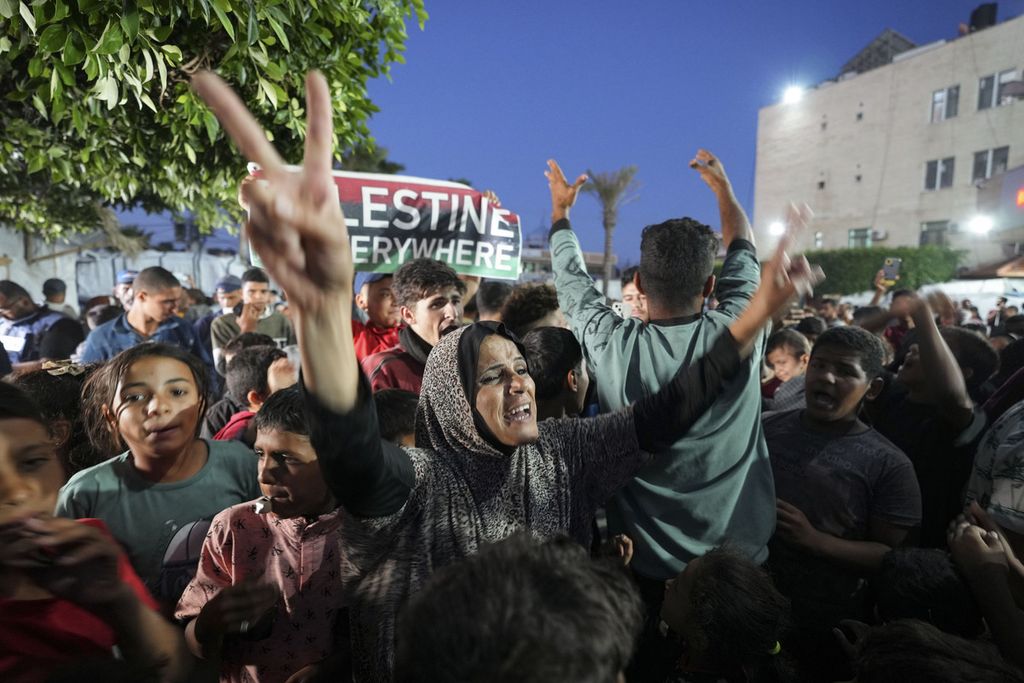 Warga Palestina di Deir al-Balah, Jalur Gaza, Senin (6/5/2024), merayakan pengumuman Hamas yang menyetujui gencatan senjata yang ditawarkan Qatar dan Mesir. 