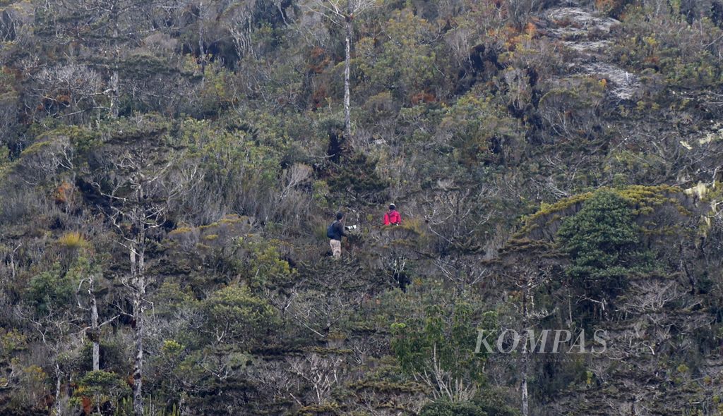 Tim Ekspedisi Tanah Papua berada di sekitar Danau Habema di kawasan Taman Nasional Lorentz, Kabupaten Jayawijaya, Papua, Sabtu (13/11/2021). Pada 1999, kawasan taman nasional dengan luas 2,3 juta hektar itu ditetapkan sebagai situs alam dunia oleh UNESCO. 