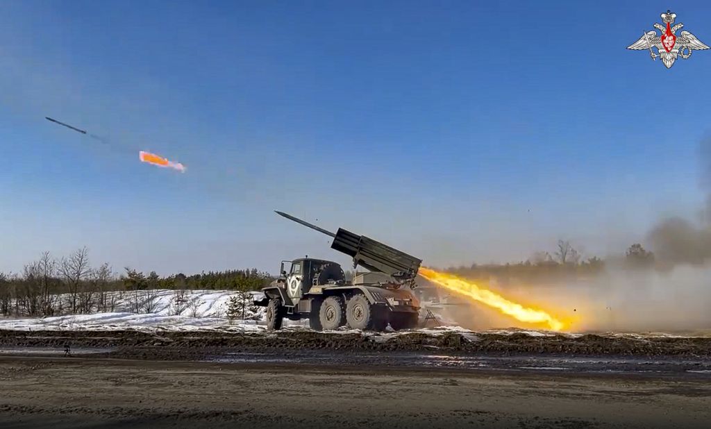  Foto yang dirilis Kementerian Pertahanan Rusia, 22 Februari 2023, memperlihatkan peluncur rudal multilaras Grad menembakkan roket-roket ke arah pasukan Ukraina dari lokasi yang tidak diungkap. 