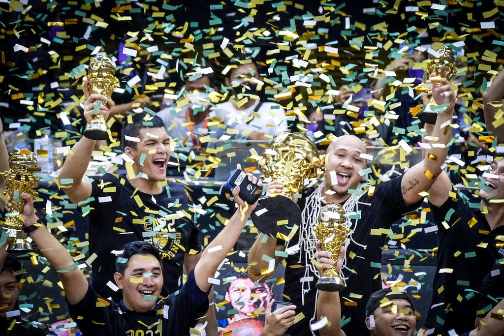 Pemain Satria Muda Pertamina Jakarta merayakan gelar juara Liga Bola Basket Indonesia (IBL) 2022 di Arena C-Tra, Minggu (28/8/2022). Satria Muda menang di final atas Pelita Jaya dalam dua gim langsung. 