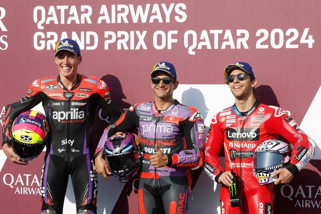 Pebalap Gasgas Factory Racing Pol Espargaro (kiri), pebalap Pebalap Pramac Racing Jorge Martin (tengah), dan pebalap Ducati Lenovo Enea Bastianini berposes seusai babak kualifikasi Grand Prix MotoGP seri Qatar di Sirkuit Internasional Lusail, Doha, Sabtu (9/3/2024). 