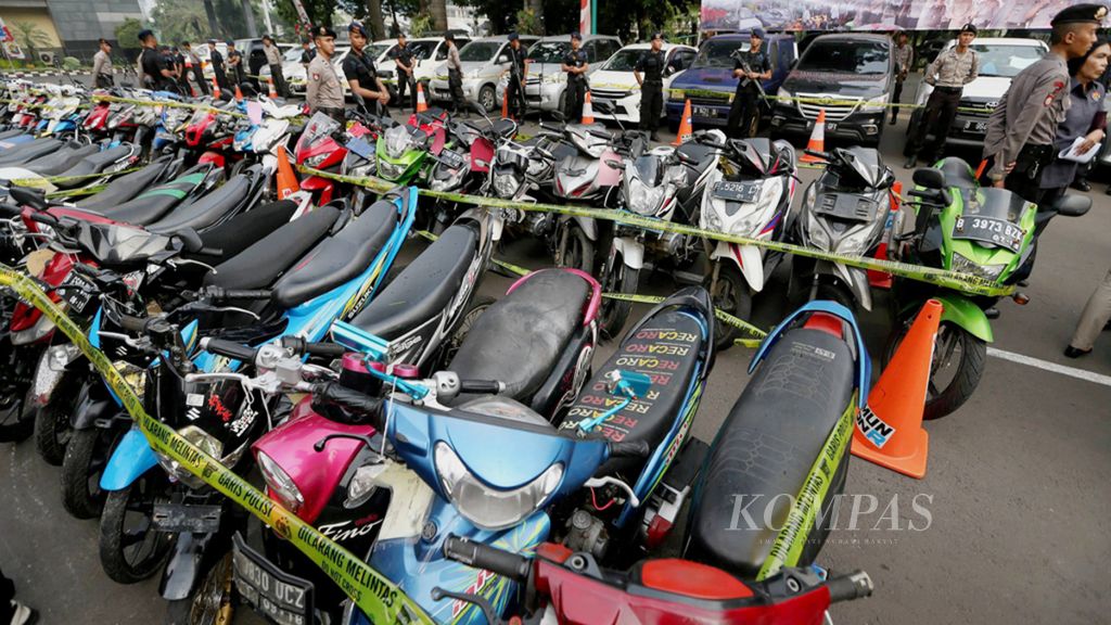 Barang bukti kejahatan sepeda motor dan mobil diperlihatkan dalam rilis kasus pencurian dengan kekerasan, pencurian dengan pemberatan, dan pencurian kendaraan bermotor di Markas Polda Metro Jaya, Jakarta Pusat, Jumat (27/2/2022). 