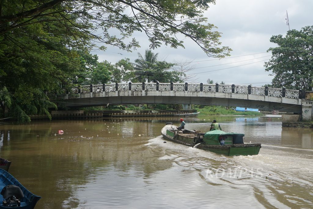Suasana Sungai Karang Mumus yang mengalir di Kota Samarinda, Kalimantan Timur, Jumat (21/7/2023).