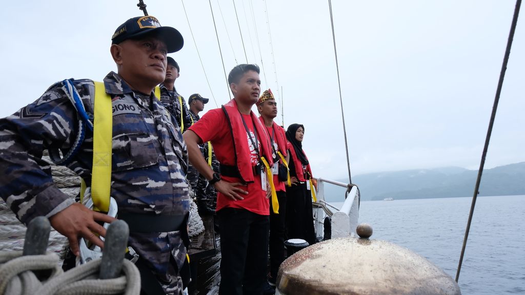 Sebanyak 37 Laskar Rempah bersiap untuk berlayar dari Ternate ke Tidore, Maluku Utara dengan Kapal RI (KRI) Dewaruci pada Rabu (15/6/2022). Mereka berlayar dalam rangka Muhibah Budaya Jalur Rempah.