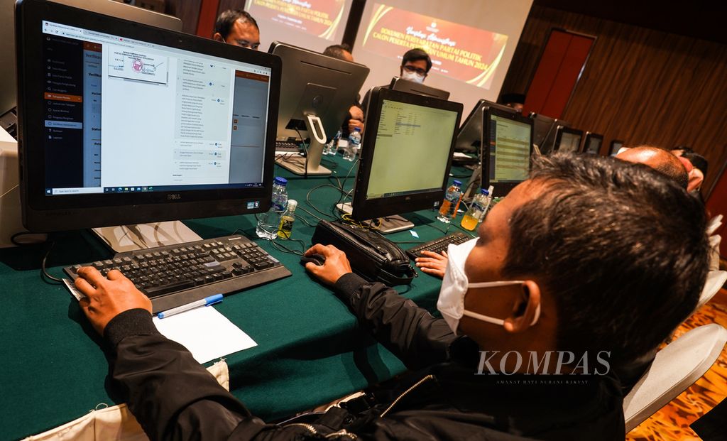 Aktivitas para petugas KPU yang ditugaskan melakukan verifikasi administrasi dokumen persyaratan partai politik calon peserta Pemilu 2024 di Hotel Borobudur, Jakarta, Minggu (7/8/2022). 