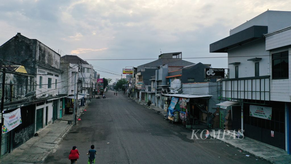 Suasana pertokoan baru dan gudang lama di Jalan Pekiringan, Kecamatan Pekalipan, Kota Cirebon, Jawa Barat, Minggu (21/8/2022). 