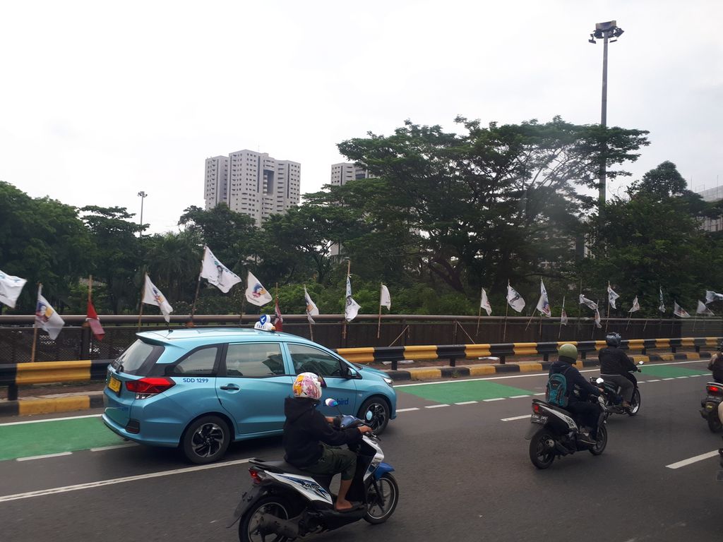 Umbul-umbul partai politik dan bakal calon presiden terpasang di Jalan Layang Semanggi menuju Senayan Jakarta Convention Center, Tanah Abang, Jakarta Pusat, Selasa (15/11/2022).