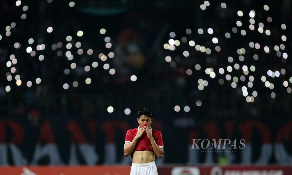 Pemain Indonesia, Ferdiansyah Cecep Surya, menyeka wajahnya dalam laga penyisihan Grup A Piala AFF U-19 2022 melawan Filipina di Stadion Patriot Chandrabhaga, Bekasi, Jawa Barat, Jumat (8/7/2022).