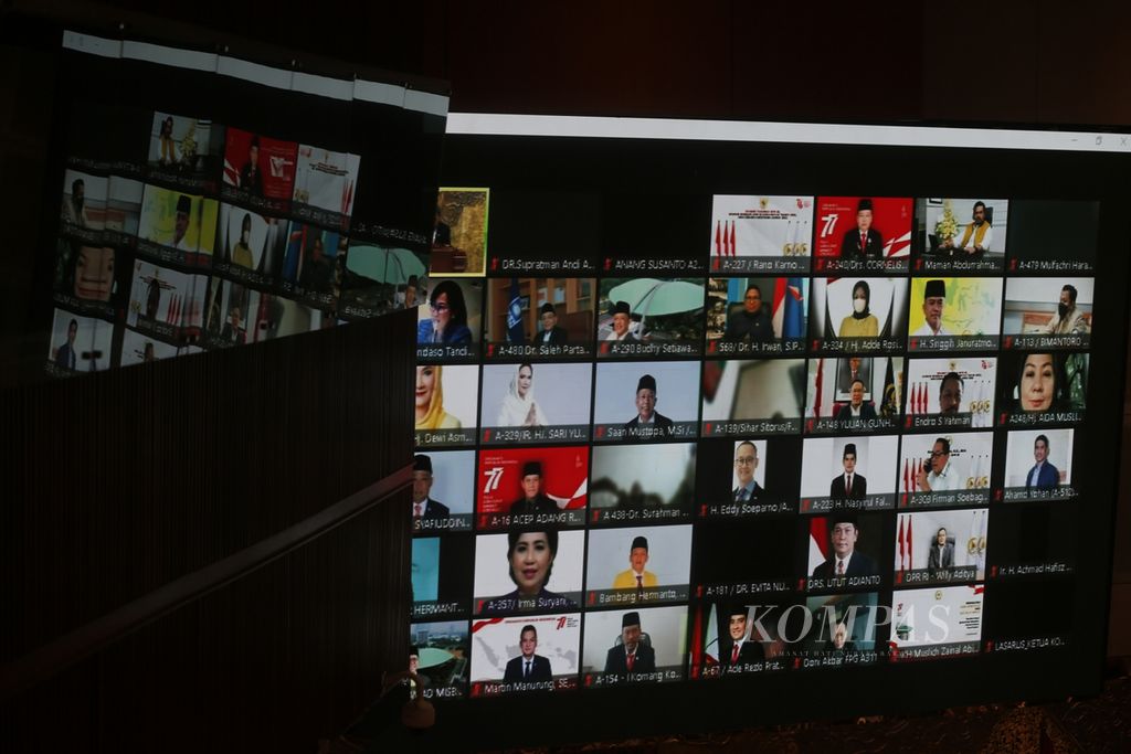 Tampilan layar monitor memperlihatkan sebagian anggota Dewan yang mengikuti jalannya Sidang Paripurna DPR secara daring di Kompleks Parlemen, Senayan, Jakarta, Selasa (20/9/2022). Agenda sidang paripurna, antara lain, mengesahkan Rancangan Undang-Undang Pelindungan Data Pribadi (RUU PDP) menjadi UU. 