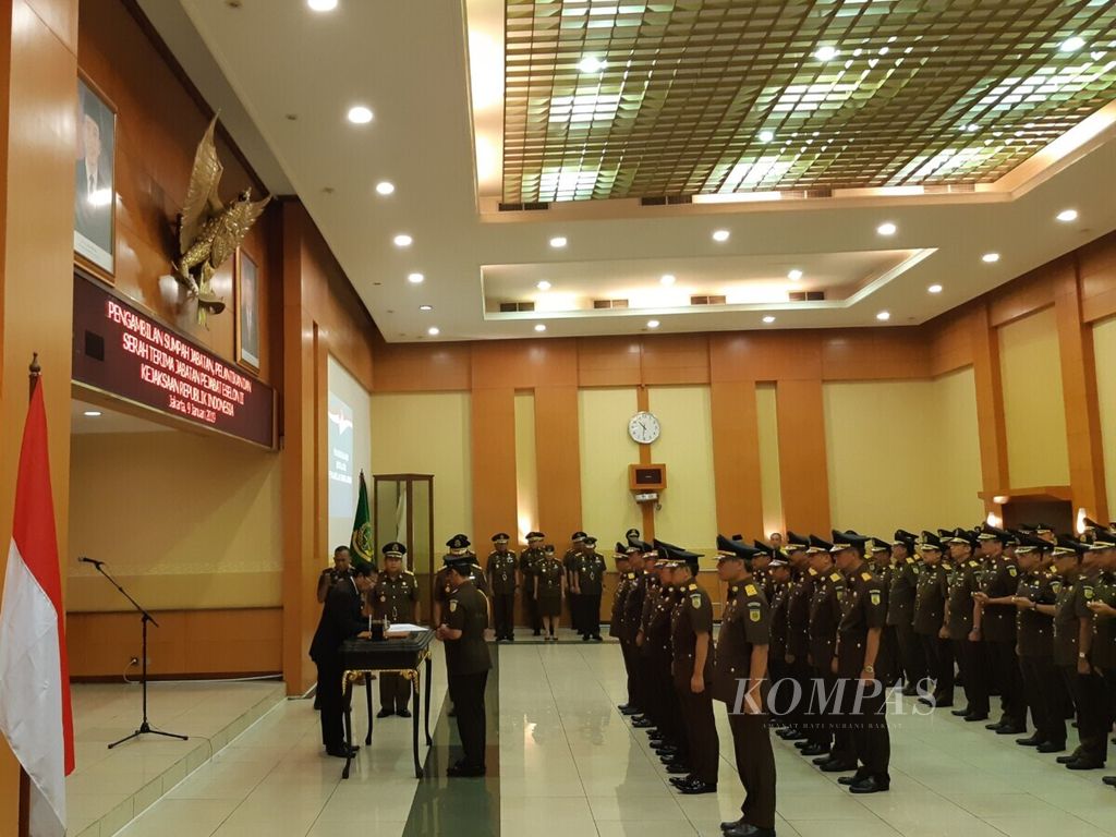 Jaksa Agung HM Prasetyo melakukan upacara pengambilan sumpah jabatan, pelantikan, dan serah terima jabatan Pejabat Eselon II Kejaksaan Republik Indonesia di Sasana Baharuddin Lopa, Jakarta Selatan, Rabu (9/1/2019).
