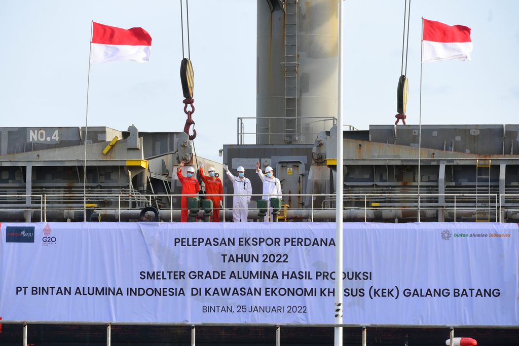 Sebanyak 20.000 ton <i>smelting grade </i>alumina produksi PT Bintan Alumina Indonesia senilai Rp 100 miliar diekspor. Pelepasan ekspor perdana tahun 2022 dilakukan Presiden Joko Widodo, Selasa (25/1/2022). 