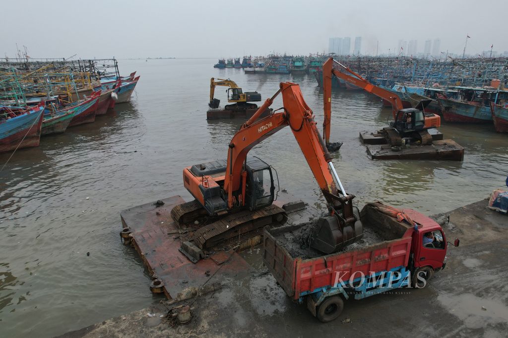 Ekskavator dipergunakan untuk mengeruk endapan lumpur di dasar kolam dermaga Pelabuhan Muara Angke, Penjaringan, Jakarta Utara, Kamis (7/12/2023). 