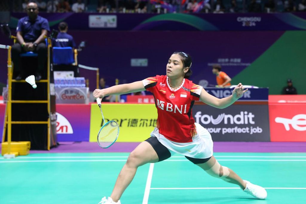 Gregoria Mariska Tunjung competed against Yeung Sum Yee in a match against Hong Kong at the Uber Cup in Chengdu, China, on Saturday (27/4/2024). Gregoria won 21-15, 21-11.