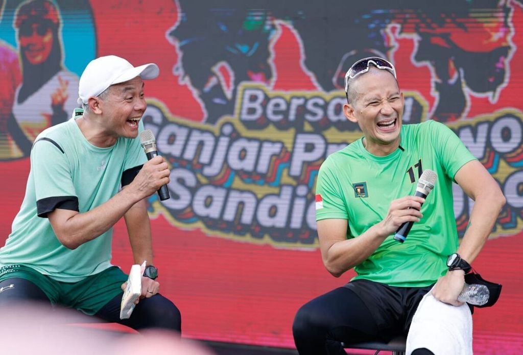 Candidate number 3 for president, Ganjar (left), joking around with the Chairman of the Election Winning Body (Bapilu) and Chairman of the Expert Council for the National Ganjar-Mahfud Campaign Team, Sandiaga Uno (right), after participating in a running event called Penguin SeliweRUN on Sunday (January 14, 2024).