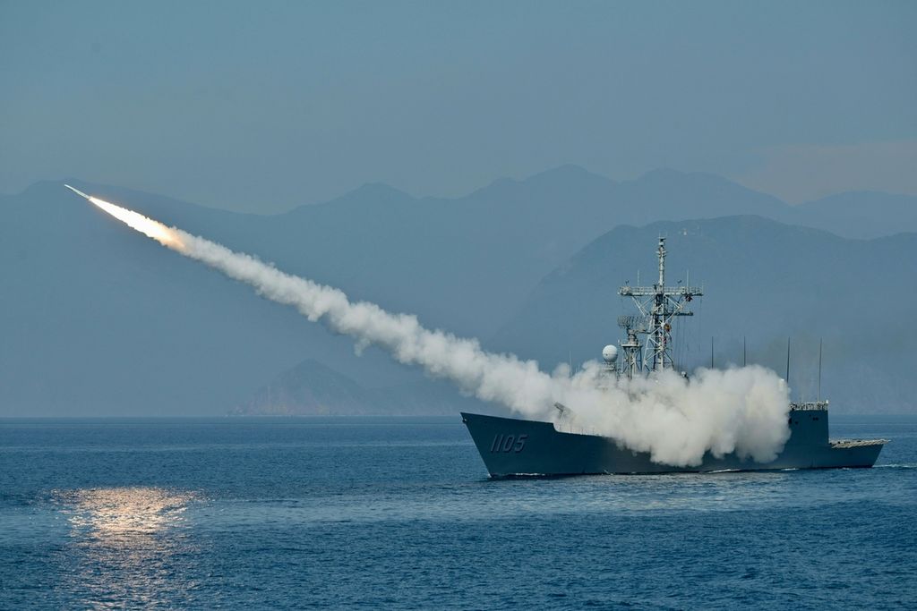 Angkatan Laut Taiwan meluncurkan rudal standar buatan AS dari kapal fregat selama latihan Han Kuang tahunan di laut dekat pelabuhan angkatan laut Suao di Kabupaten Yilan, Taiwan, Selasa (26/7/2022).