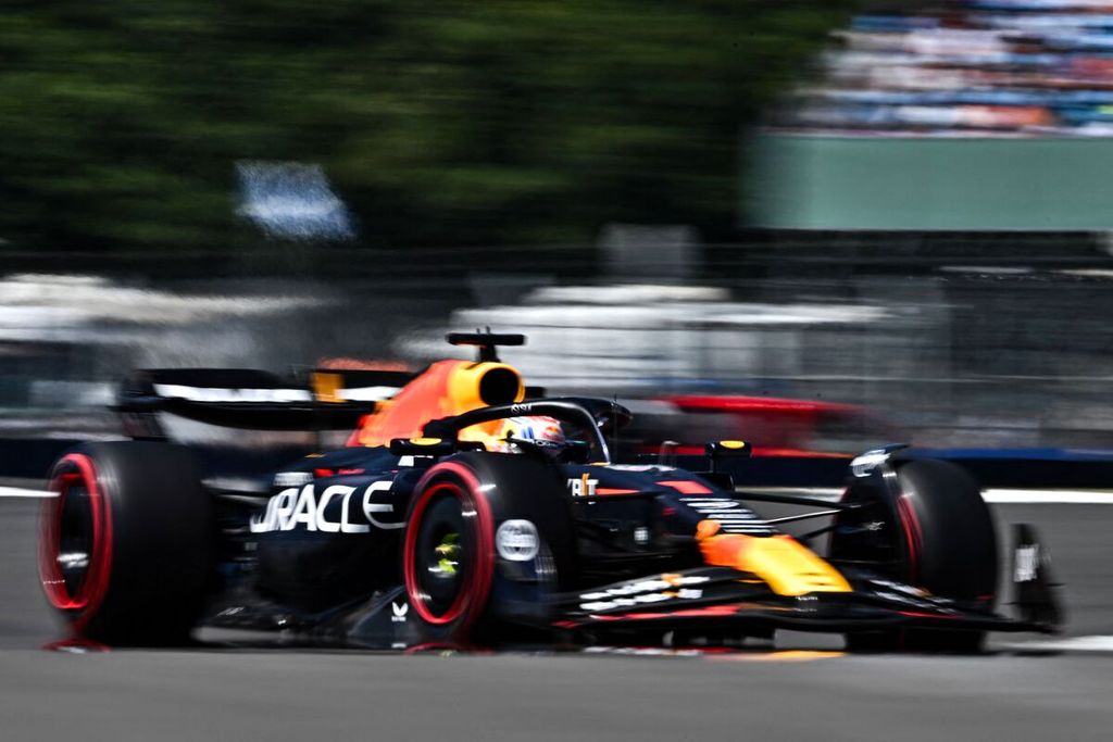 Pebalap Red Bull, Max Verstappen, memacu mobilnya pada sesi latihan Formula 1 seri Inggris di Sirkuit Silverstone, Inggris, Jumat (7/7/2023).
