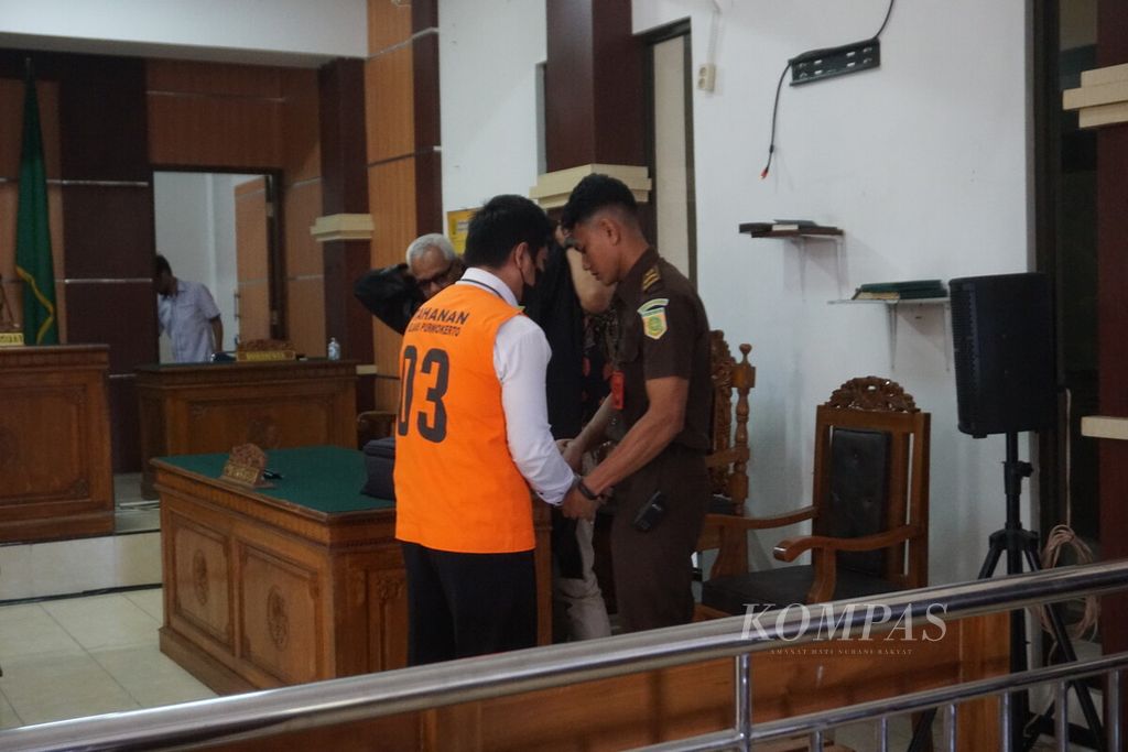 Terdakwa Aditya Anjar Nugroho (34) meninggalkan ruang sidang di Pengadilan Negeri Purwokerto, Banyumas, Jawa Tengah, Senin (11/12/2023).