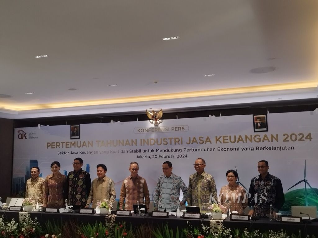 Ketua Dewan Komisioner Otoritas Jasa Keuangan (OJK) Mahendra Siregar (tengah) bersama para anggota Dewan Komisioner OJK memberikan keterangan dalam Konferensi Pers Pertemuan Tahunan Industri Jasa Keuangan (PTIJK) 2024, di Jakarta, Senin (20/2/2024).
