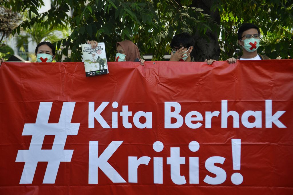 Sejumlah peserta aksi membawa spanduk berisi dukungan kepada terdakwa dugaan pencemaran nama baik, yakni Haris Azhar dan Fatia Maulidiyanti, di depan Pengadilan Negeri Jakarta Timur, Senin (3/4/2023).