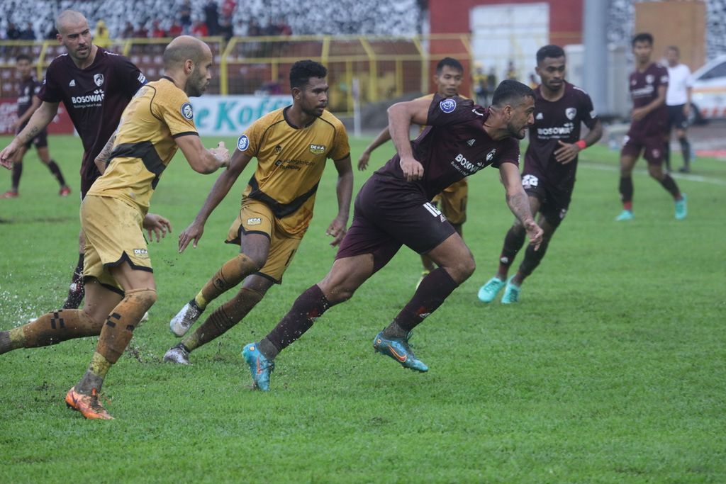Pemain belakang Dewa United mengejar penyerang PSM, Everton Nascimento (tengah), pada laga BRI Liga 1 2022-2023 di Stadion Gelora BJ Habibie, Parepare, Sulawesi Selatan, Rabu (1/3/2023). 