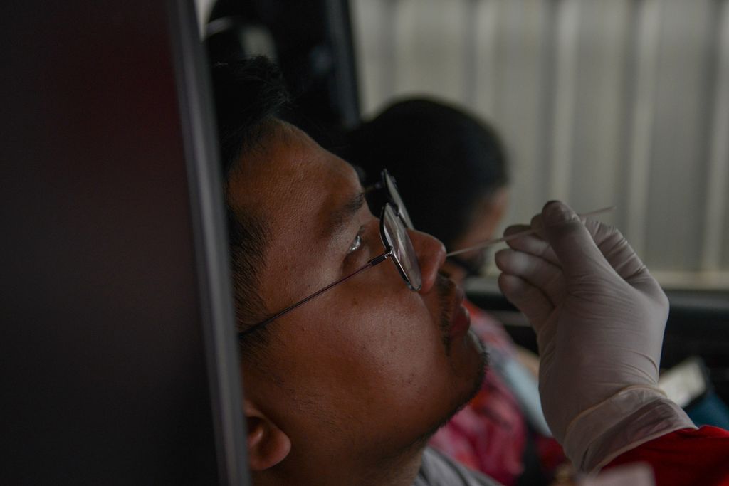 Salah satu pengguna jasa diambil sampelnya oleh petugas medis di GSI Lab Cilandak, Jakarta Selatan, Rabu (11/1/2023). 