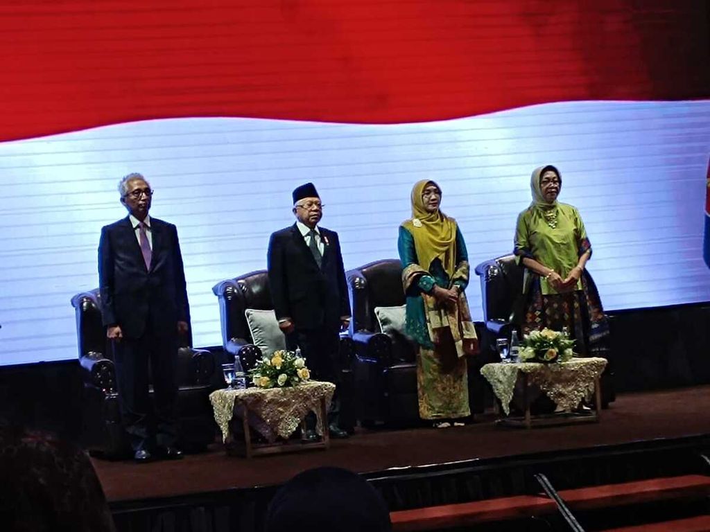 Wakil Presiden Ma'ruf Amin didampingi Ny Wury Ma'ruf Amin mengikuti dialog kebangsaan dengan warga negara Indonesia di Kuching, Sarawak, Malaysia, Rabu (29/11/2023). 