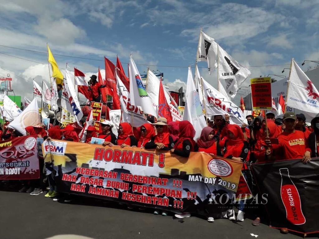 Ratusan buruh berunjuk rasa di Bandar Lampung memperingati Hari Buruh Internasional, Rabu (1/5/2019).
