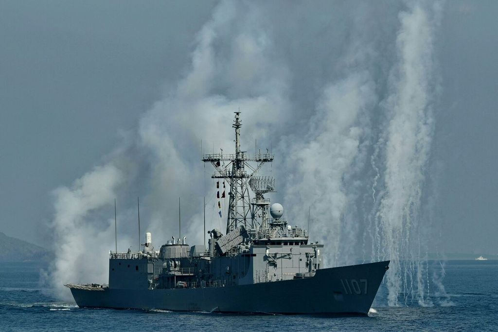 Kapal fregat Taiwan saat mengikuti latihan tahunan Han Kuang di laut dekat Pangkalan Angkatan Laut Suao, Yilan, Taiwan, 26 Juni 2022. 