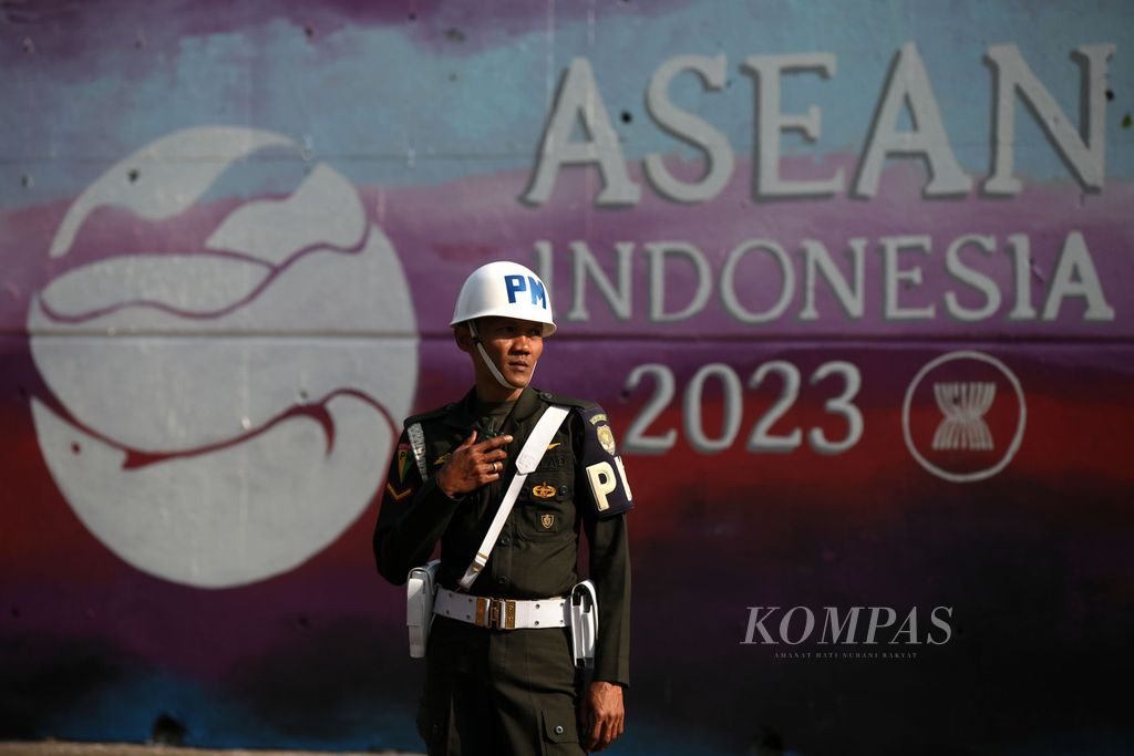 Petugas keamanan berjaga di Jalan Gerbang Pemuda, Jakarta saat kepala negara akan melintas menuju tempat KTT ke-43 ASEAN di JCC, Jakarta, Rabu (6/9/2023) 