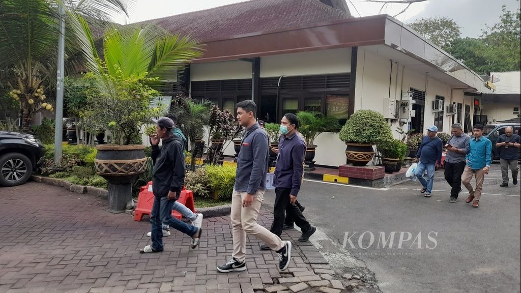 Beberapa keluarga korban tragedi Kanjuruhan didampingi kuasa hukum dan Lembaga Perlindungan Saksi dan Korban tengah berjalan meninggalkan ruang pemeriksaan di Polres Malang, Jawa Timur, Senin (24/10/2022)