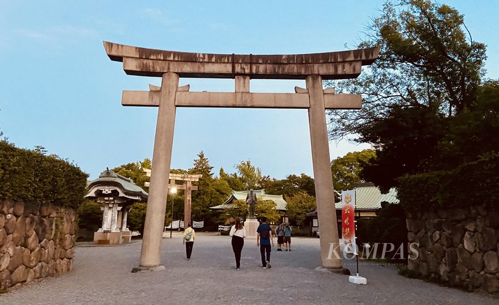 Warga mendatangi kuil dekat patung pendiri Kastil Osaka, Jepang, Toyotomi Hideyoshi, pada 2 Oktober 2023. Kastil itu salah satu warisan budaya dunia sekaligus salah satu obyek wisata utama di Osaka.