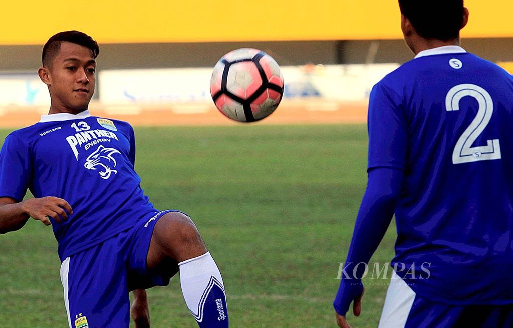 Gelandang Persib Bandung, Febri Haryadi (kiri), mengikuti sesi  latihan, Minggu (3/9), di Stadion  Jakabaring, Palembang, Sumatera Selatan. Senin ini, Persib akan melawan tuan rumah Sriwijaya FC.