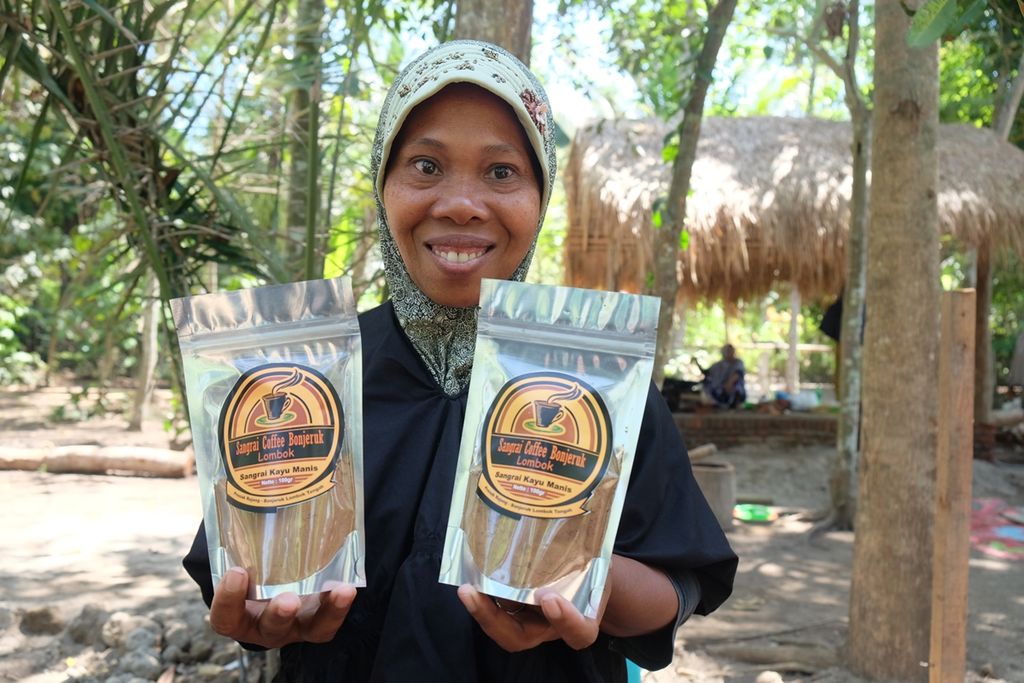 Seorang warga memperlihatkan produk kopi dari desa Wisata Bonjeruk, Kecamatan Jonggat, Kabupaten Lombok Tengah, Nusa Tenggara Barat, Selasa (26/11/2019). 